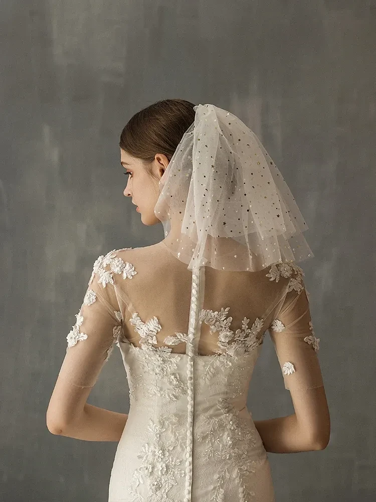 Velo corto de novia multicapa de hilo blanco