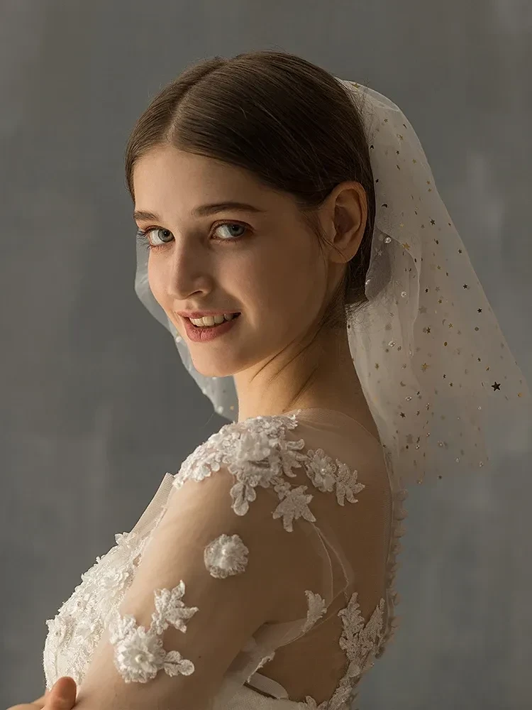 Velo corto de novia multicapa de hilo blanco