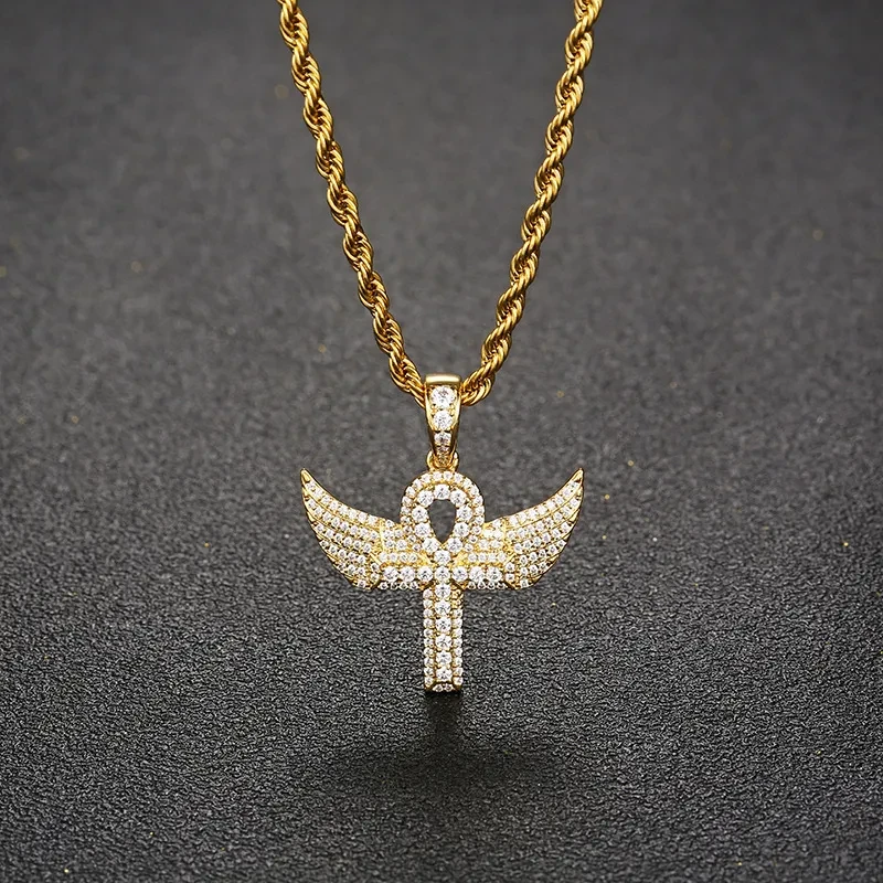 Colgante de cruz de ala de ángel con incrustaciones de circonitas en oro