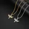 Colgante de cruz de ala de ángel con incrustaciones de circonita en plata