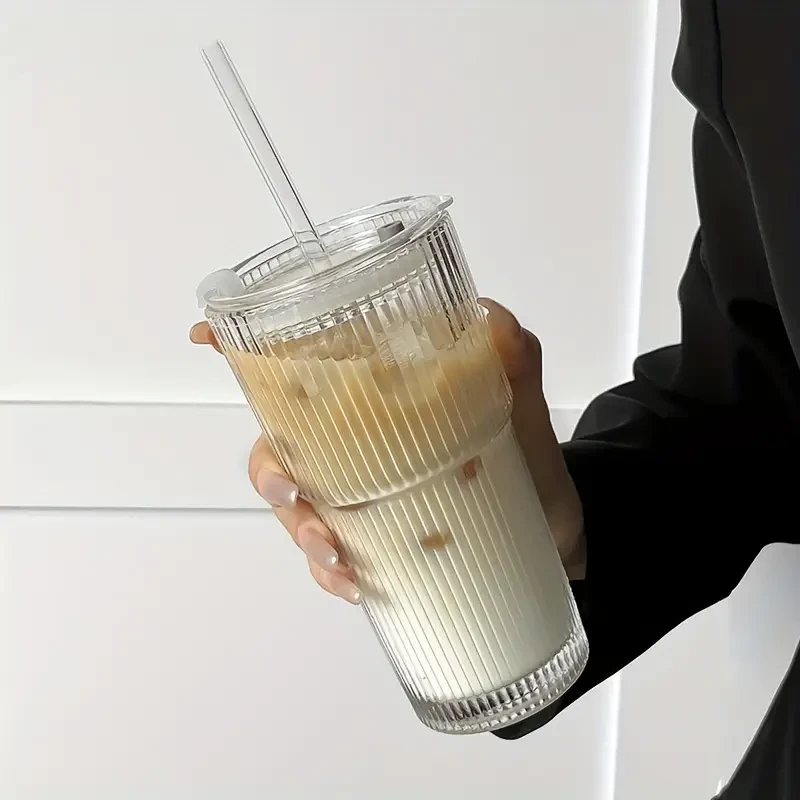 Tazas de café de vidrio con pajita y tapa