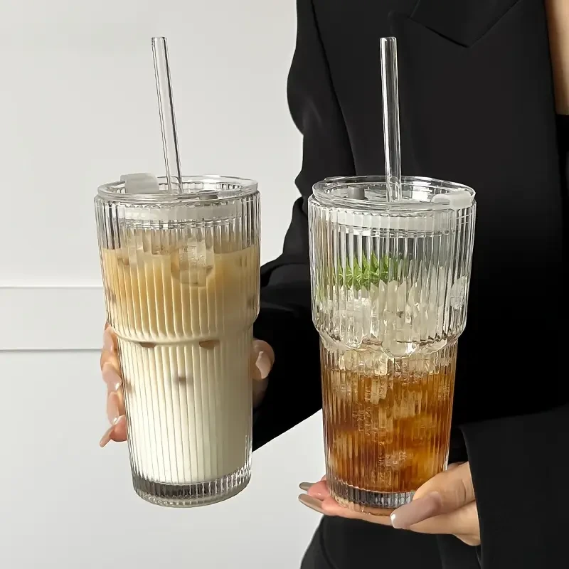 Tazas de café de vidrio con pajita y tapa
