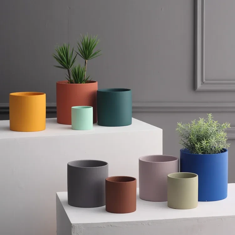 Maceta de cerámica colorida de estilo industrial nórdico para suculentas, plantas verdes, forma cilíndrica, con bandeja perforada.