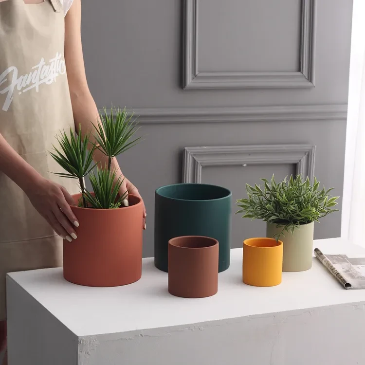 Maceta de cerámica colorida de estilo industrial nórdico para suculentas, plantas verdes, forma cilíndrica, con bandeja perforada.