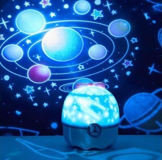 Proyector de luz recargable con rotación de 360° y 12 escenas con caja de música.