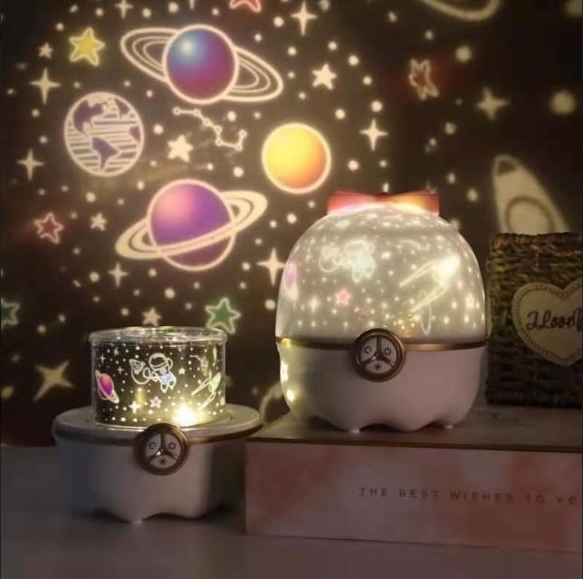 Proyector de luz recargable con rotación de 360° y 12 escenas con caja de música.