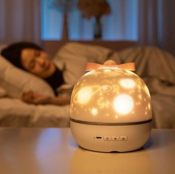 Proyector de luz recargable con rotación de 360° y 12 escenas con caja de música.