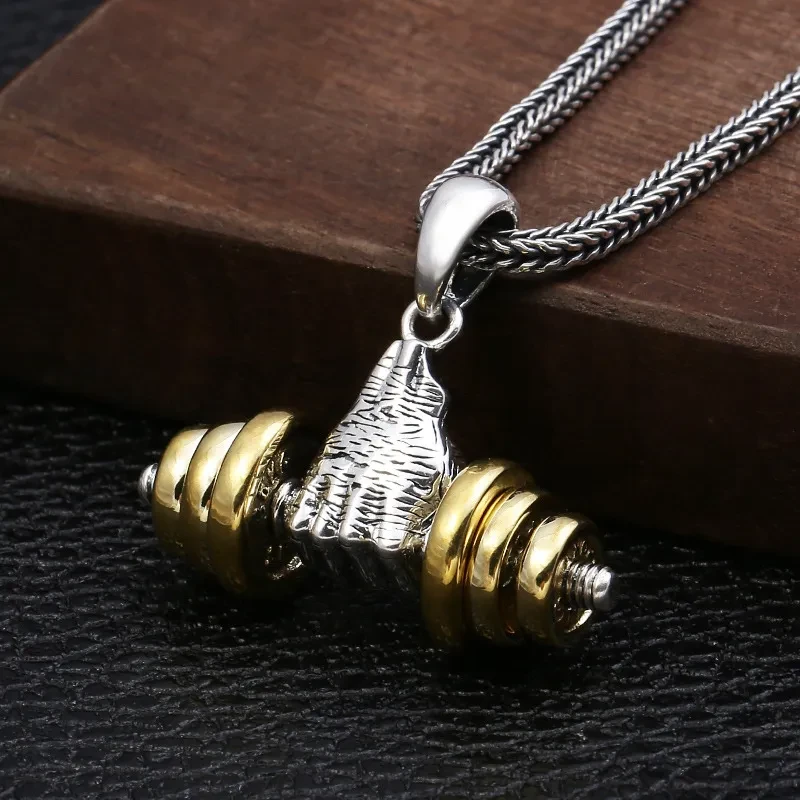 Colgante de collar de moda con forma de puño y mancuerna