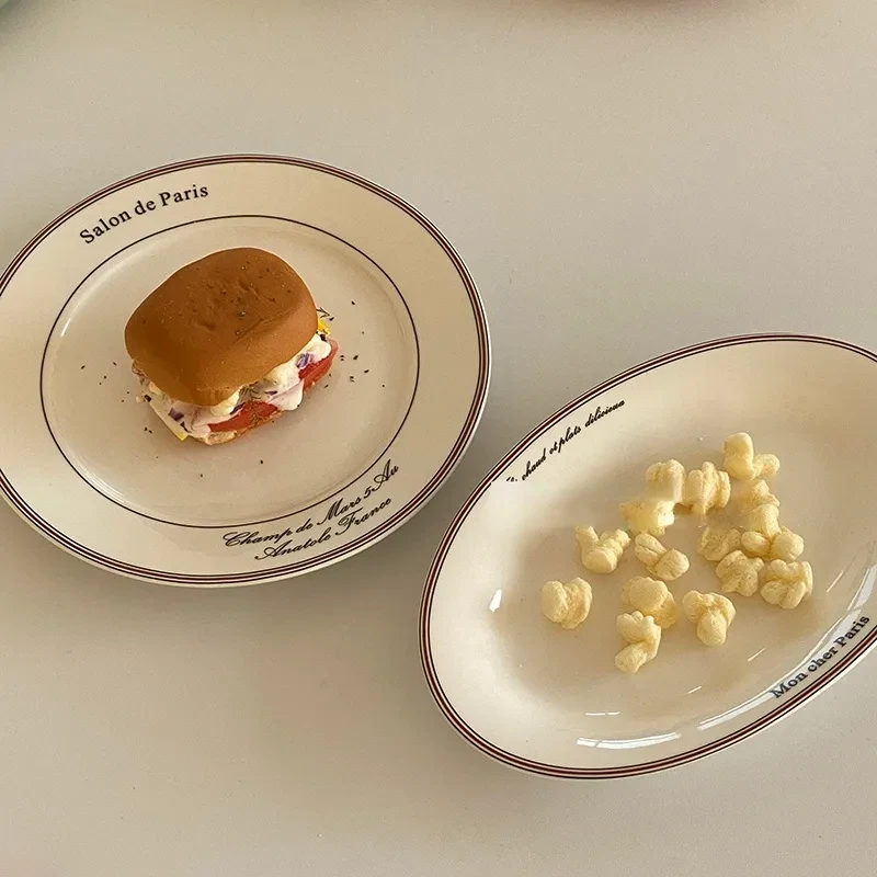 Plato de cerámica occidental con postre del alfabeto coreano nórdico