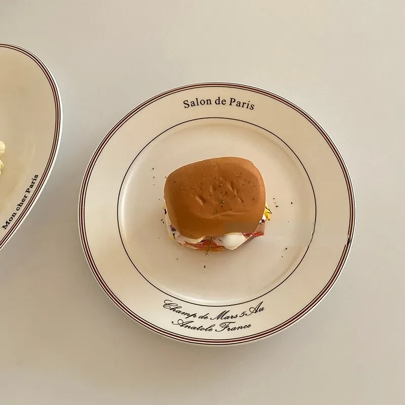 Plato de cerámica occidental con postre del alfabeto coreano nórdico