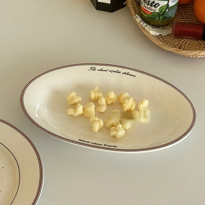 Plato de cerámica occidental con postre del alfabeto coreano nórdico