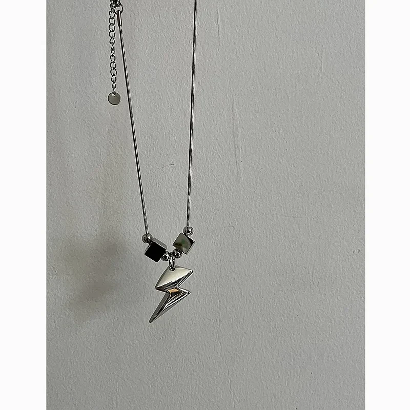 Collar con colgante de rayo de alta textura