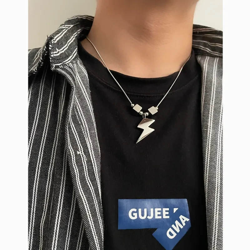 Collar con colgante de rayo de alta textura