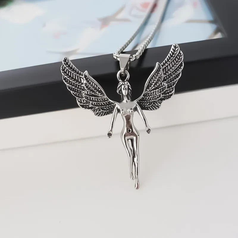 Collar acompañante con colgante de alas de ángel