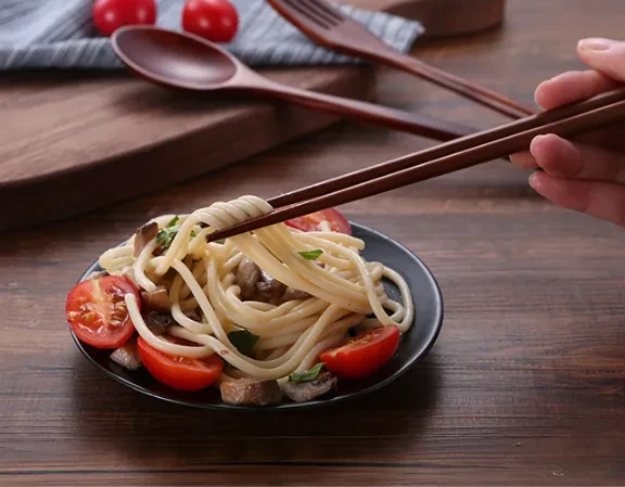 Juego de palillos y cucharas