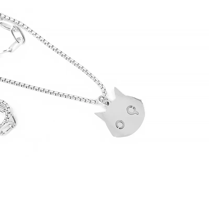Lindo collar con colgante de gato llorando