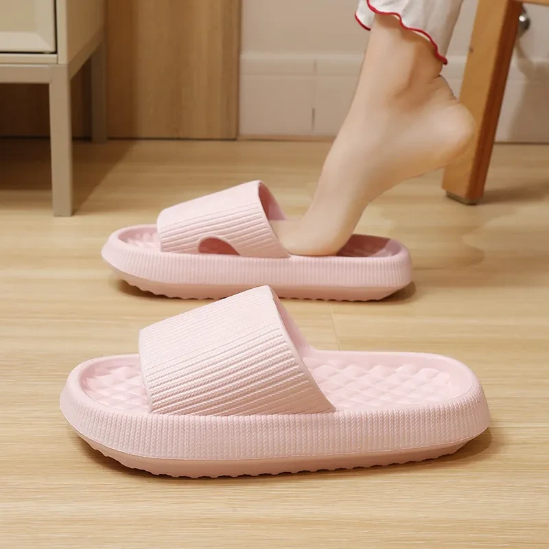 Zapatillas de verano de EVA con rayas de rombos de color liso, antideslizantes, nuevas zapatillas para el hogar para mujer
