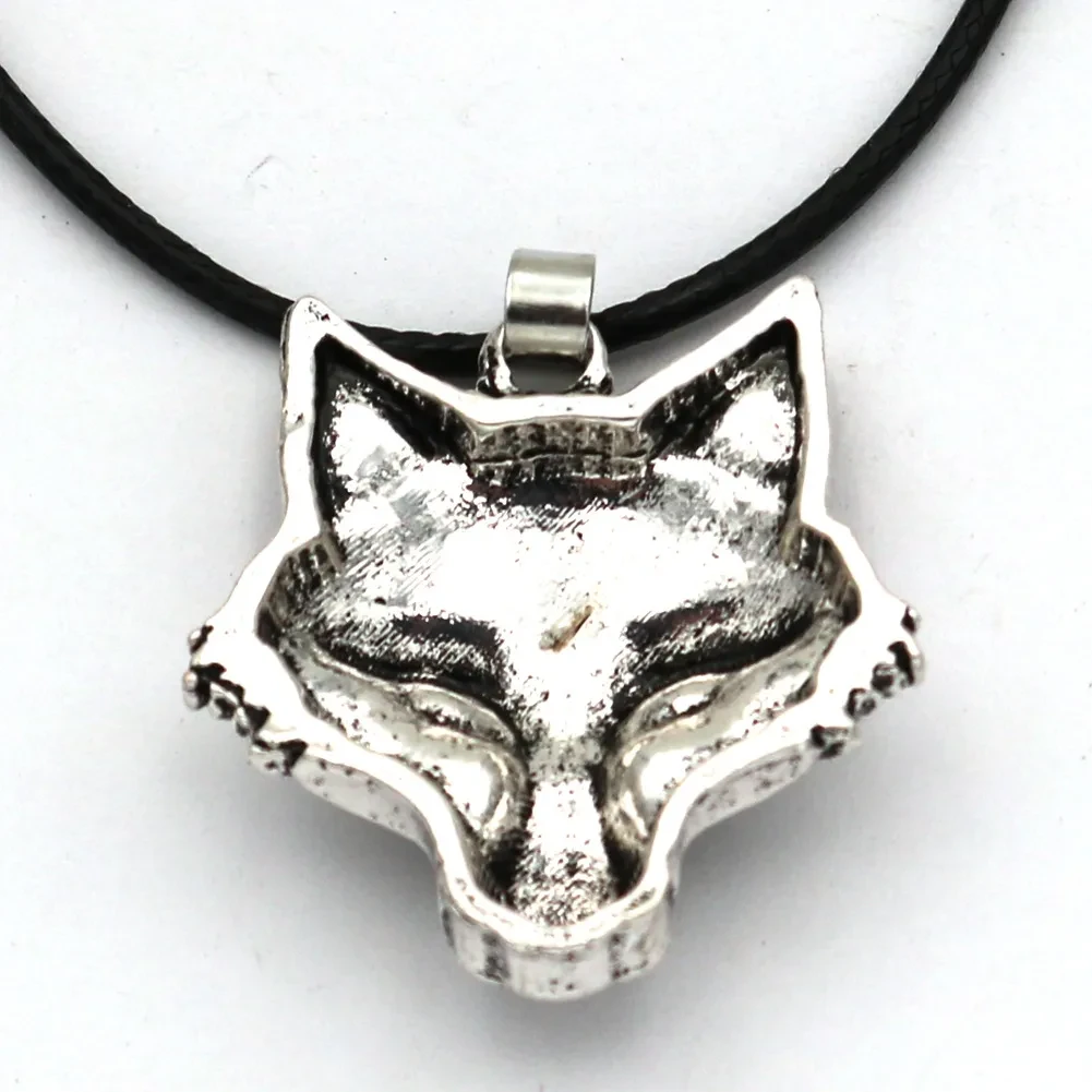 Collar con colgante de lobo