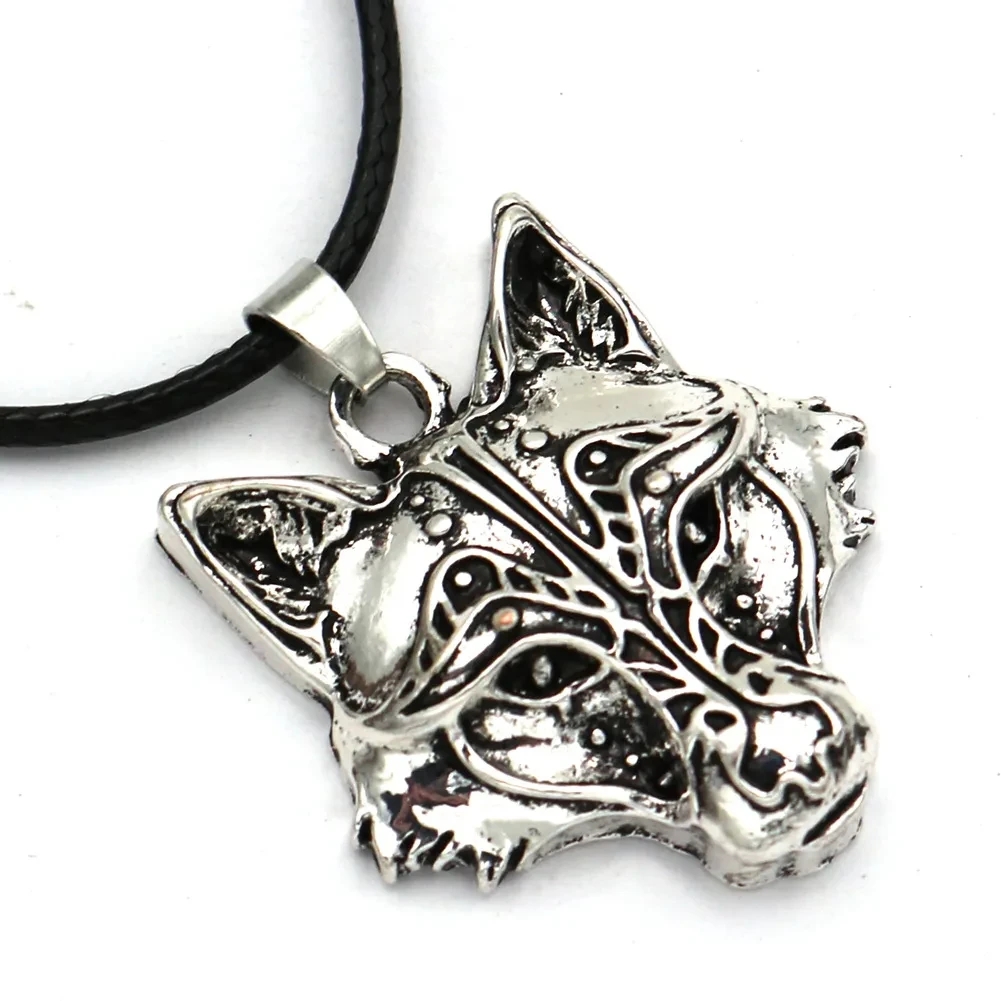 Collar con colgante de lobo