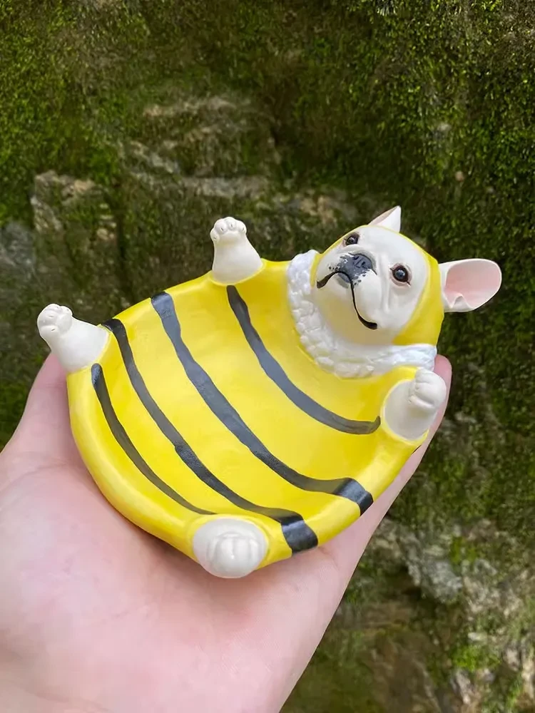 Lindo plato de bulldog francés de cerámica hecha a mano