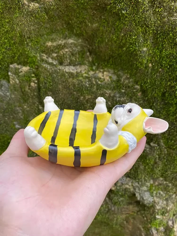 Lindo plato de bulldog francés de cerámica hecha a mano