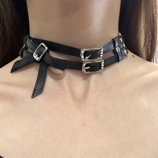 Collar de cuero con lazo blanco para mujer