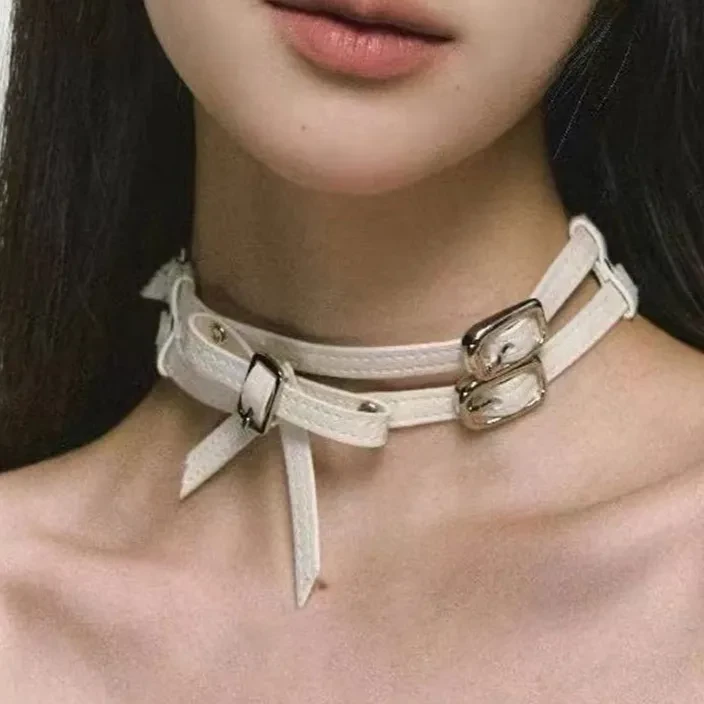 Collar de cuero con lazo blanco para mujer