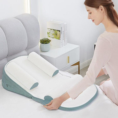 Almohada tipo rampa para evitar derrames de leche de bebé