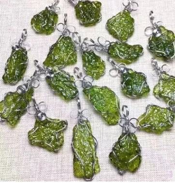 Colgante con incrustaciones de meteorito