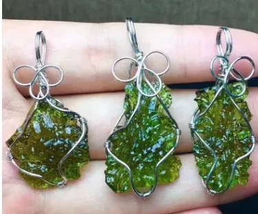 Colgante con incrustaciones de meteorito
