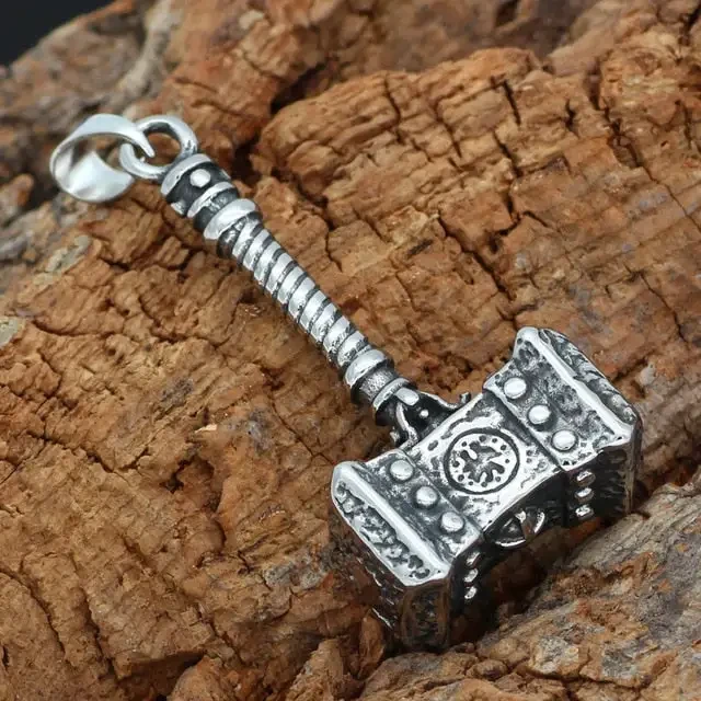 Collar con colgante de Mjolnir