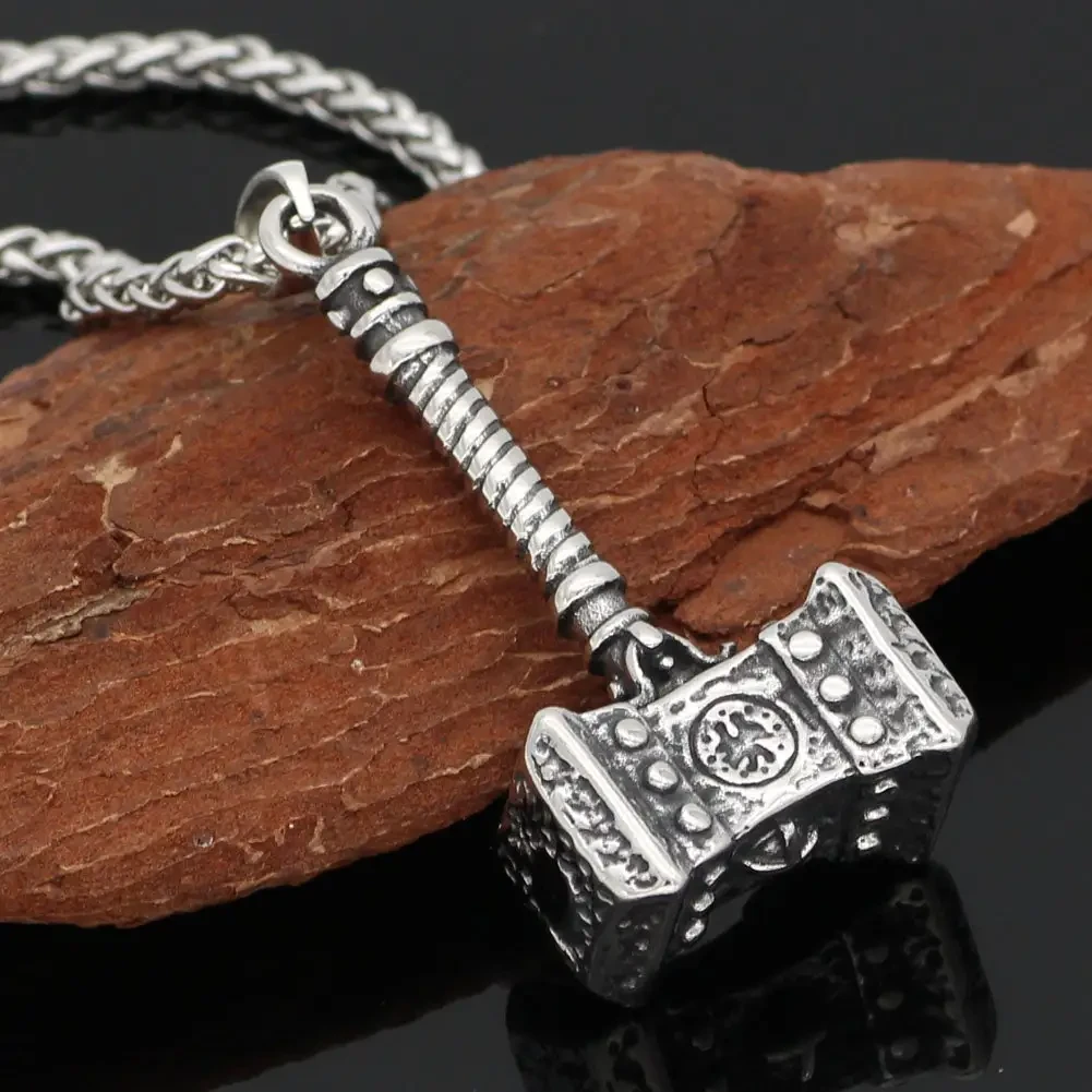 Collar con colgante de Mjolnir