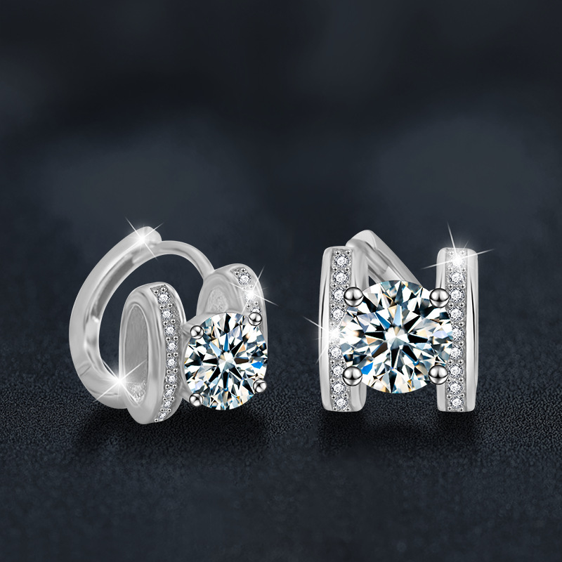 Pendientes sencillos con letras del alfabeto de plata y moissanita