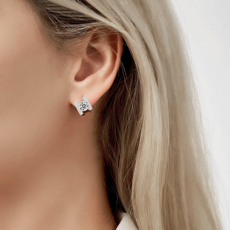 Pendientes sencillos con letras del alfabeto de plata y moissanita