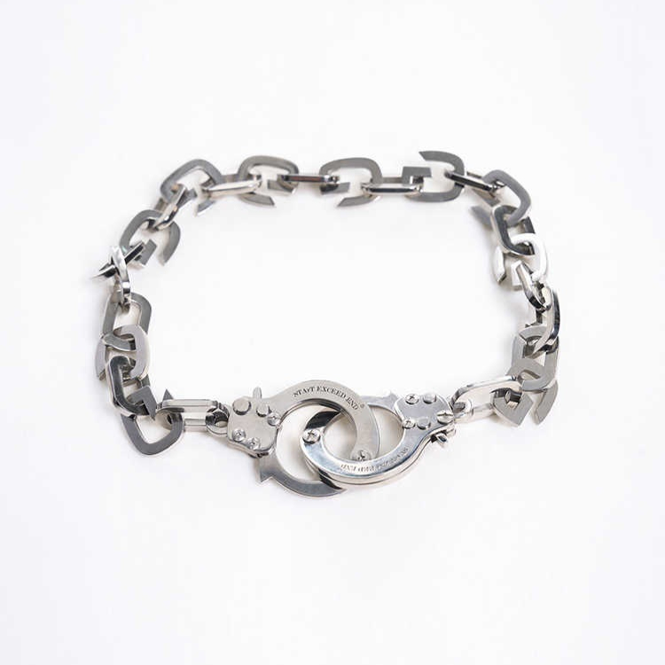 Collar de hombre con esposas de acero y titanio de diseño industrial pesado