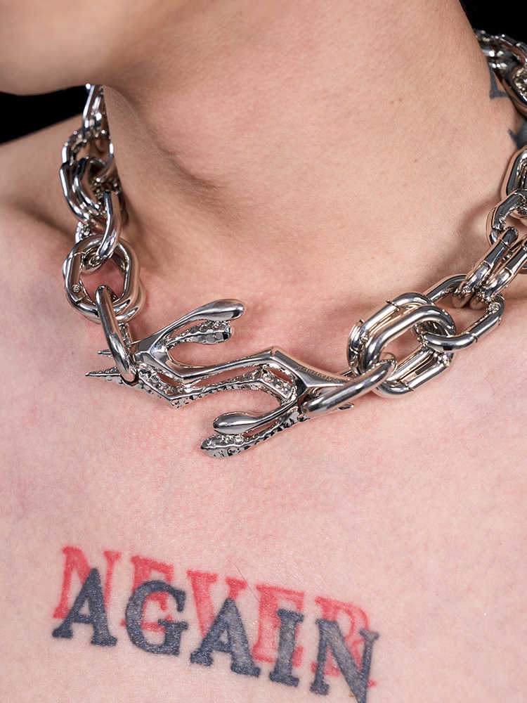 Collar de acero de titanio de nicho con cadena de clavícula de doble anilla de alta calidad para hombres y mujeres.