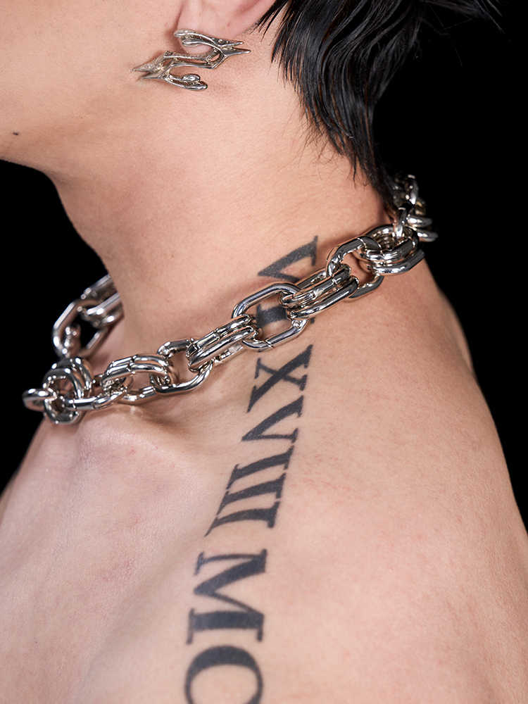 Collar de acero de titanio de nicho con cadena de clavícula de doble anilla de alta calidad para hombres y mujeres.