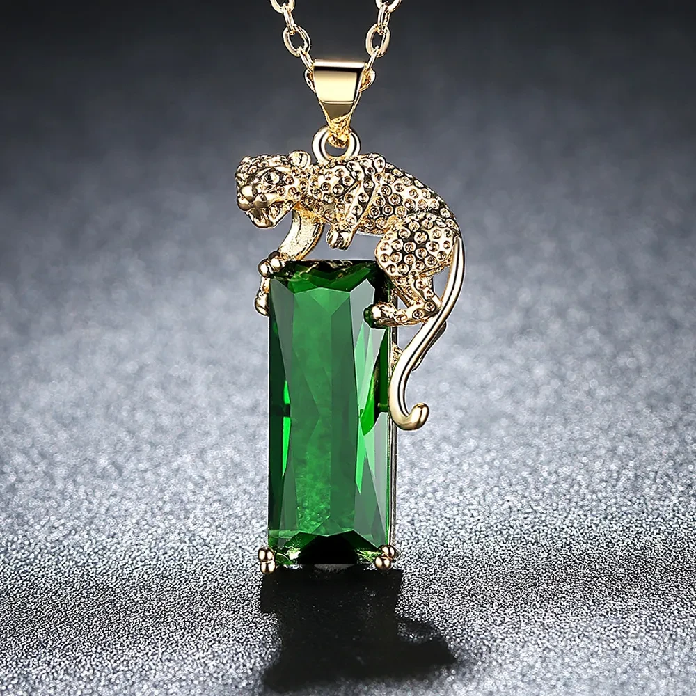 Colgante de leopardo dorado