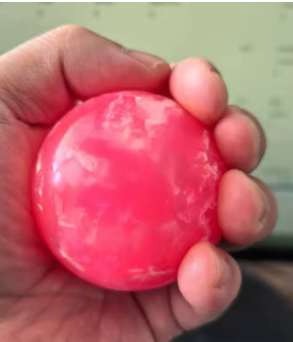 1 pelota de goma grande de 55 mm con diseño de baloncesto, con purpurina y mármol, ideal para rellenar bolsas de regalo o fiestas infantiles.