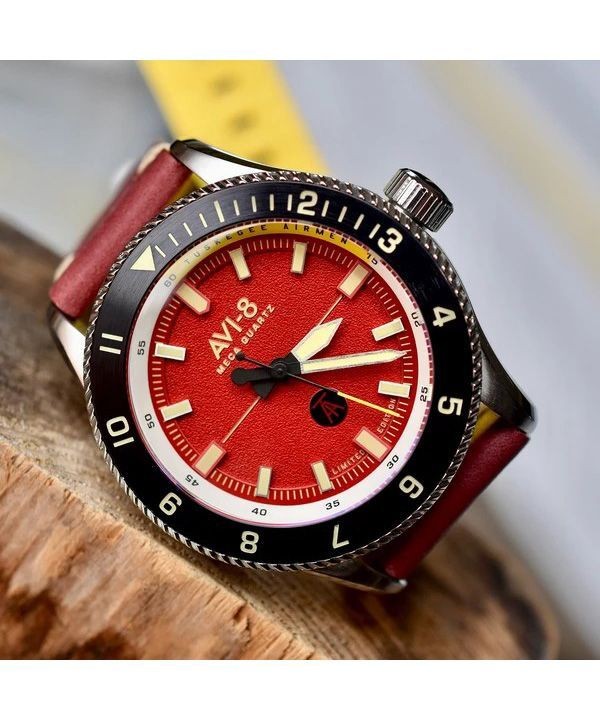 Reloj de cuarzo para hombre AVI-8 Flyboy Tuskegee Airmen, edición limitada, con esfera roja Ramitelli AV-4103-04 y correa adicional