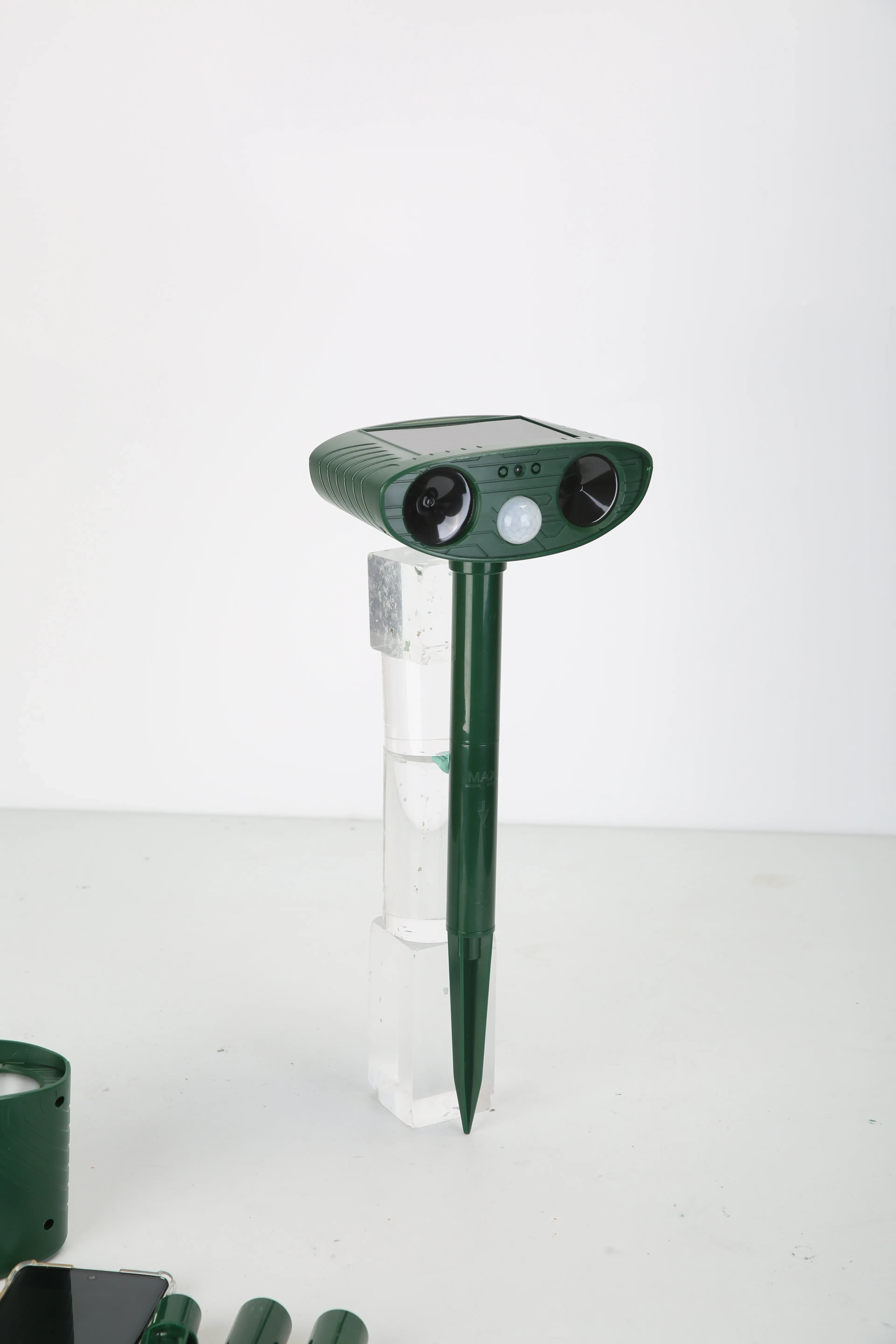 1Pc Solar Ultrasonic Animal Repeller PIR Motion Sensor Animal Repellent Chaser IPX4 Waterproof For Farm Garden Yard To Drive Raccoon Squirrel Rat Skunk Rabbit Mole Dog Cat Snake