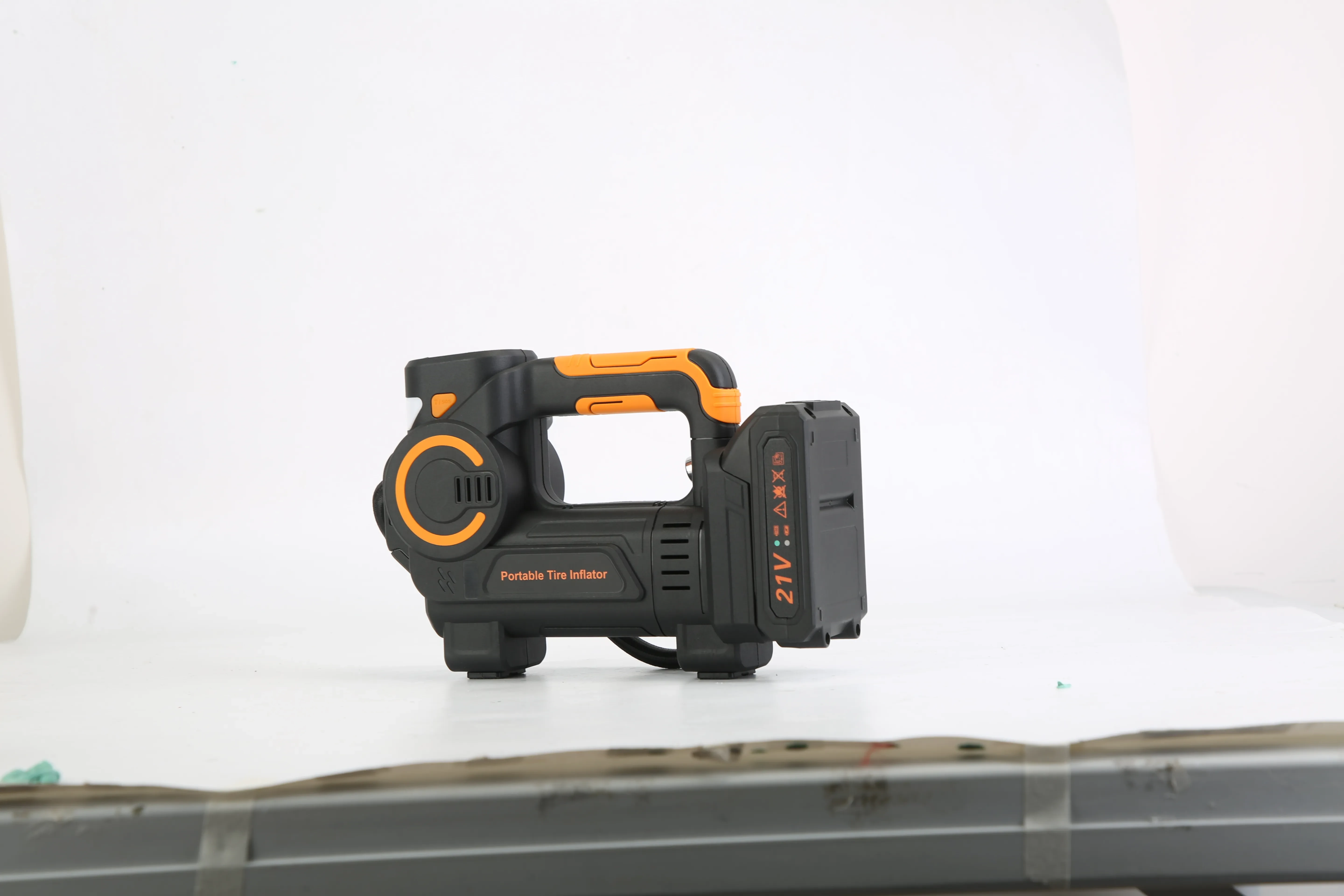 1Pc 140W 150PSI 21V Battery Powered Tire Inflator Cordless Air Inflator Digital Air Compressor With LED Light For Cars Motorcycles Bicycles Balls