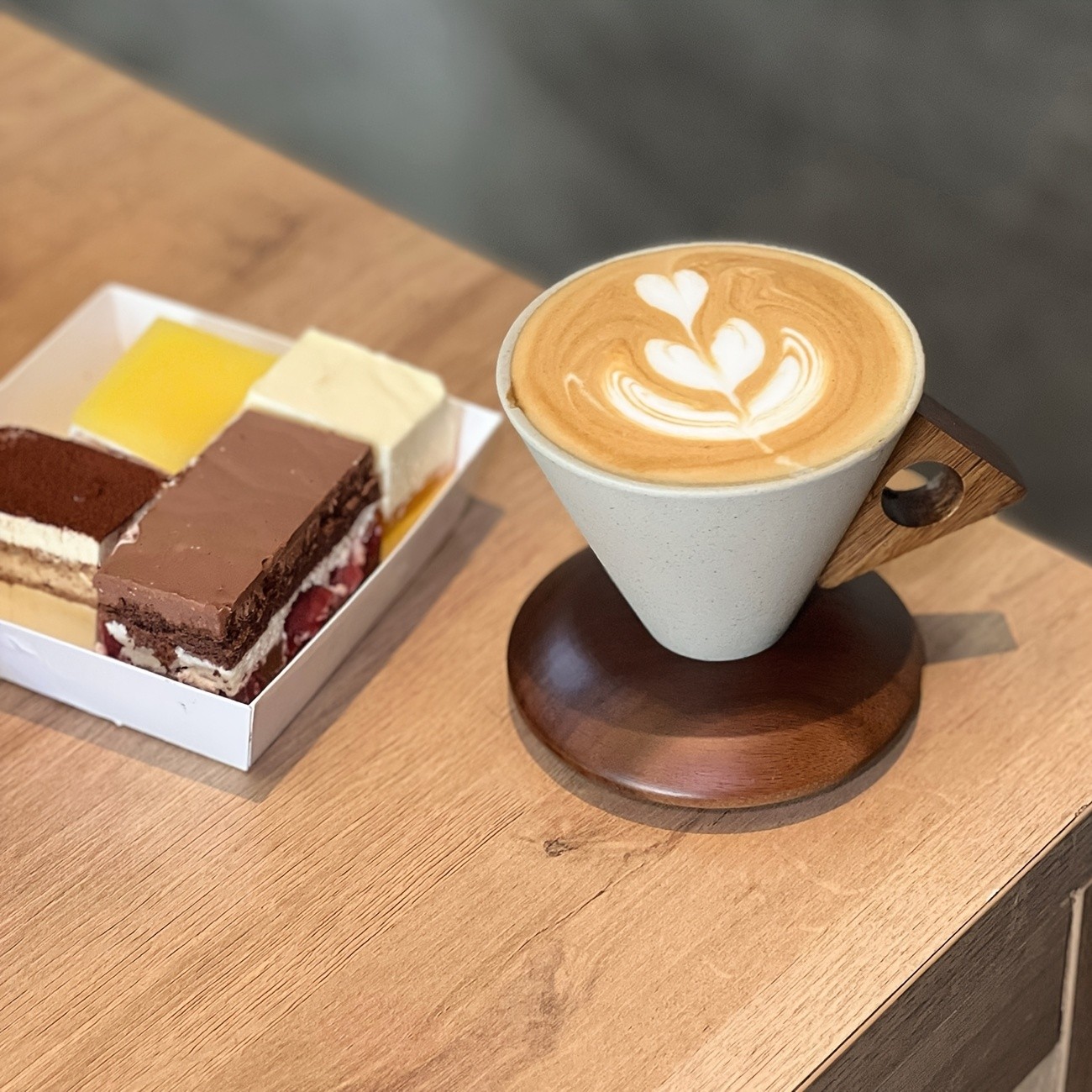 CEEFU Ceramic Coffee & Tea Mug with Wooden Saucer – Elegant Smooth-Finish Cup for Latte, Cappuccino & Holiday Drinks