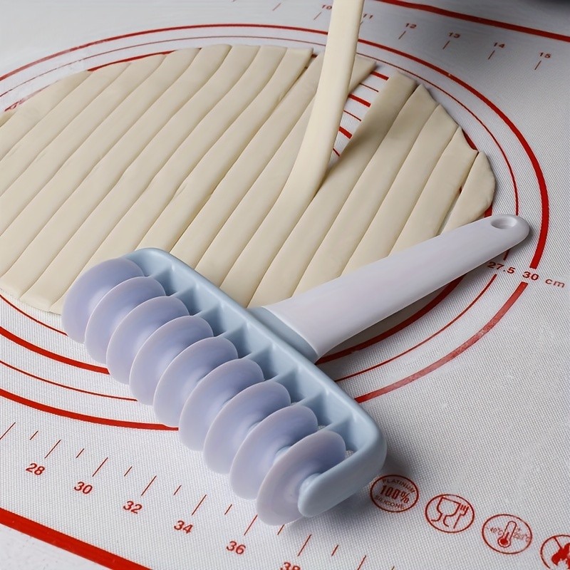WIEZ Professional Pastry Wheel & Noodle Roller – Durable Plastic Cutter for Dough, Pasta and Baking Prep
