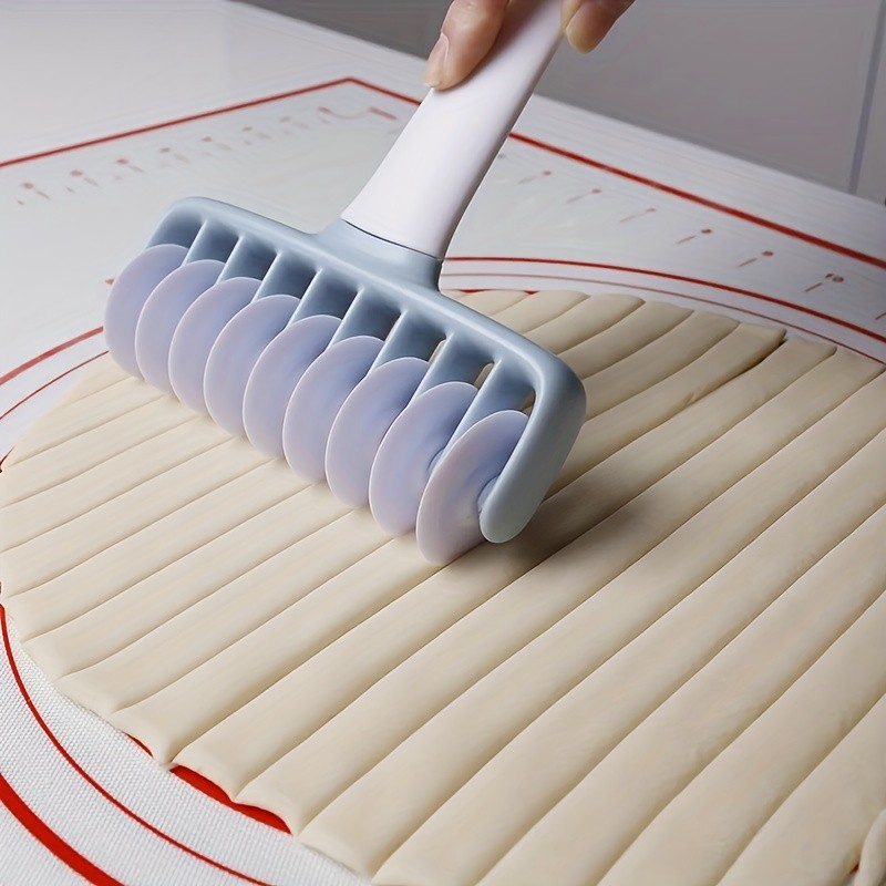 WIEZ Professional Pastry Wheel & Noodle Roller – Durable Plastic Cutter for Dough, Pasta and Baking Prep