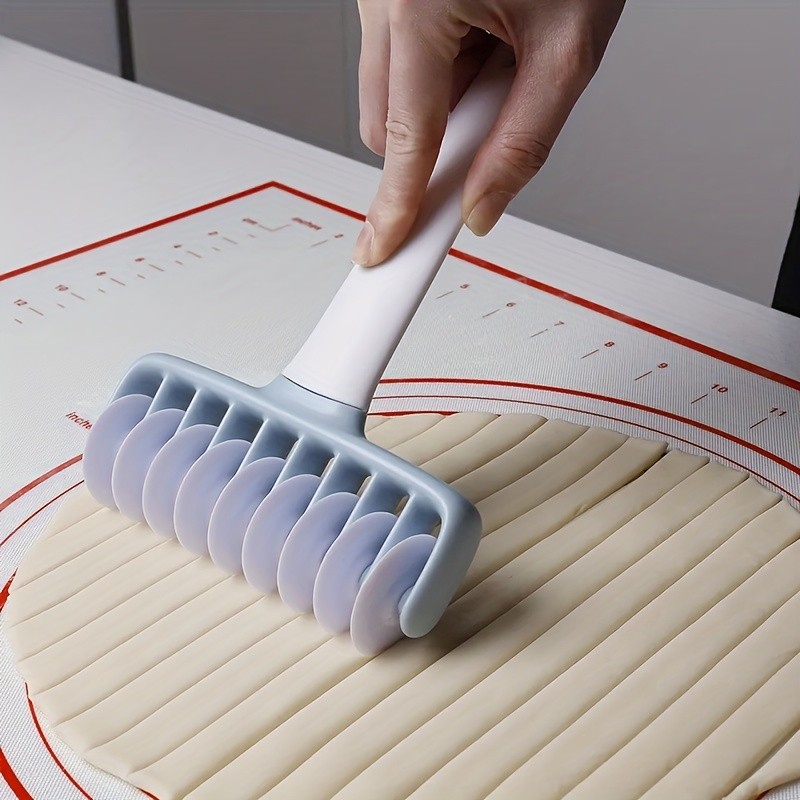 WIEZ Professional Pastry Wheel & Noodle Roller – Durable Plastic Cutter for Dough, Pasta and Baking Prep