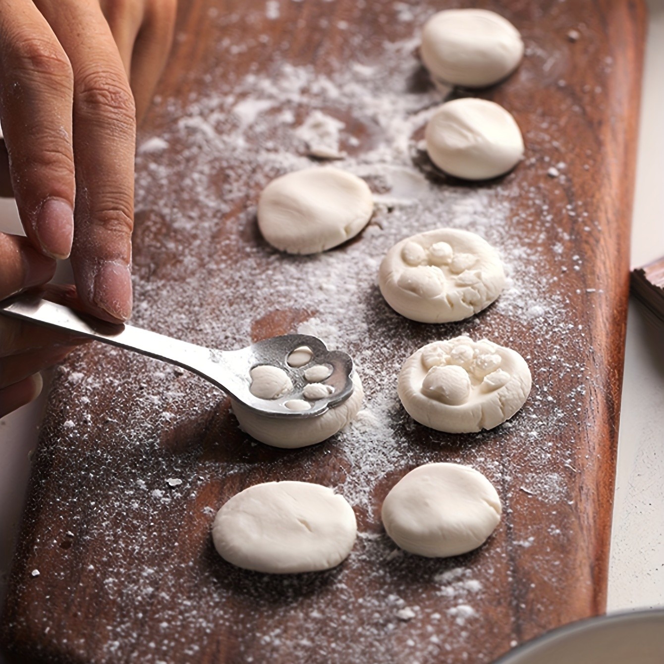 YUHUPHYLLIC Silvery Cat Claw Spoon – 304 Stainless Steel Serving Spoon