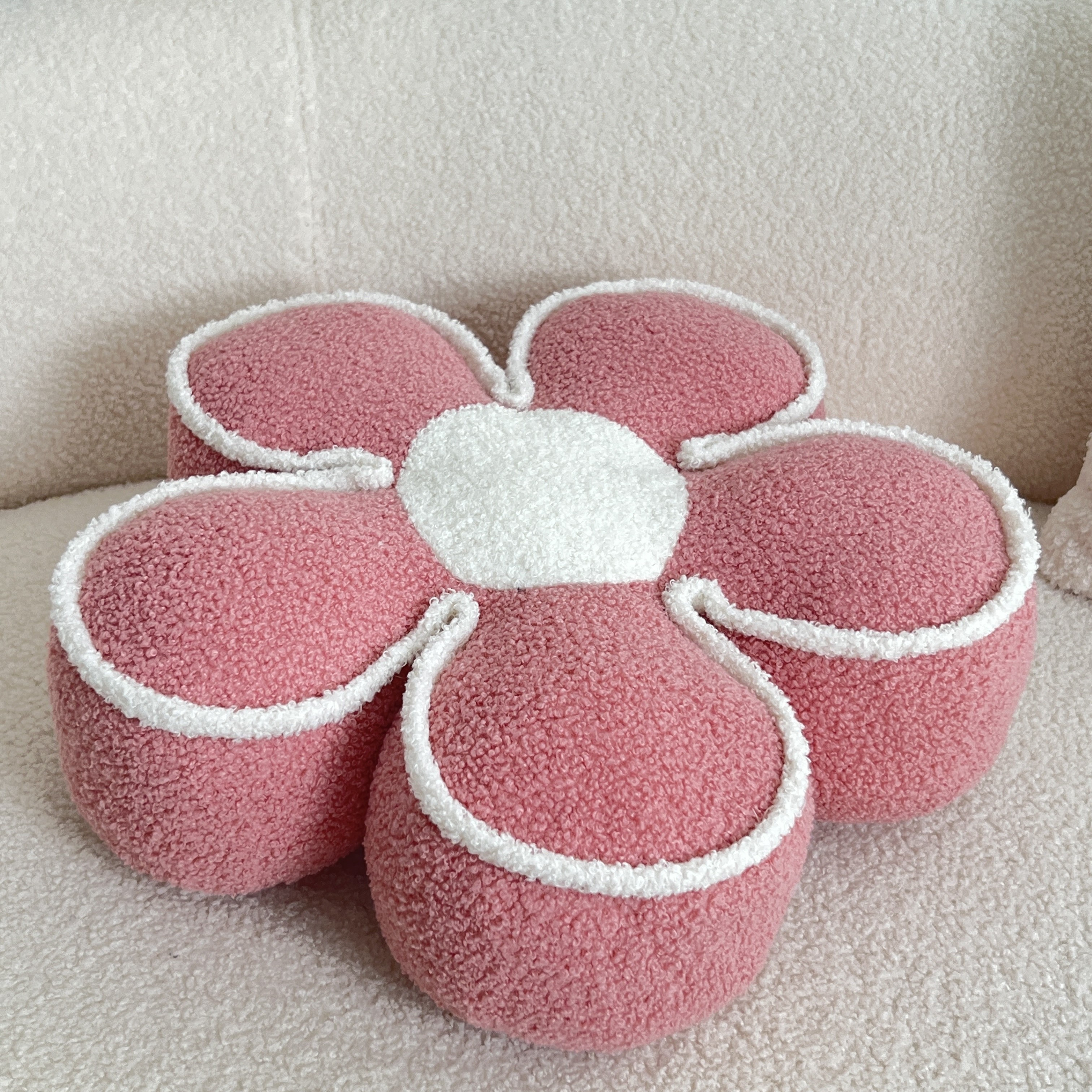 YLBKIKR Chic Geometric Flower Throw Pillow – Soft and Washable Cushion for Bed and Sofa Decor