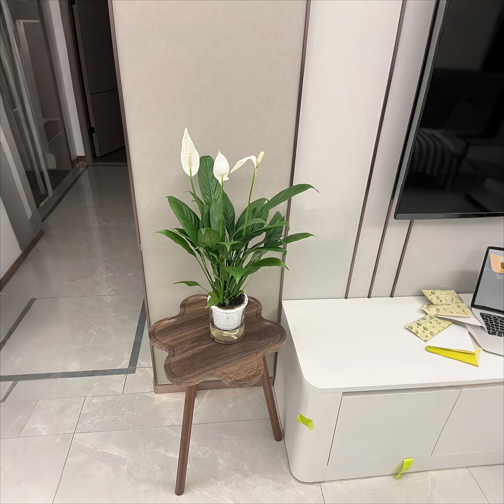 HAOZCL Round Side Table with Storage Rack – Vintage Hardwood Coffee Table with Geometric Pattern Top for Living Room, Bedroom, and Balcony