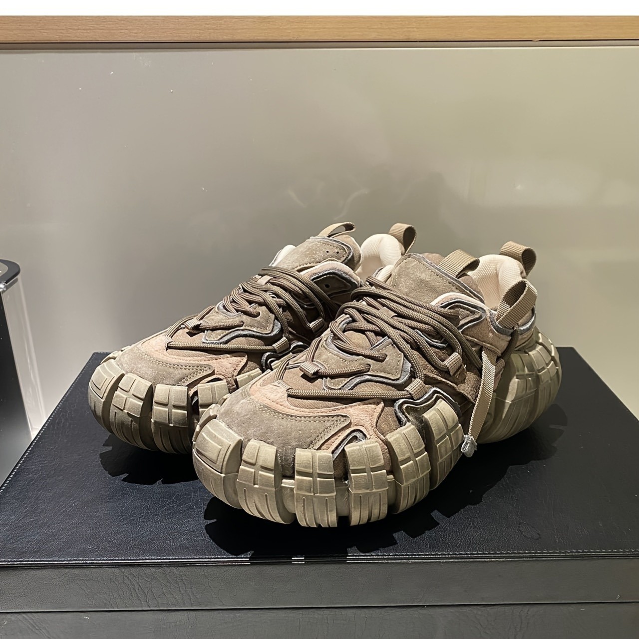 XIOSHENTONG Men's Vintage-Inspired Dad Sneakers